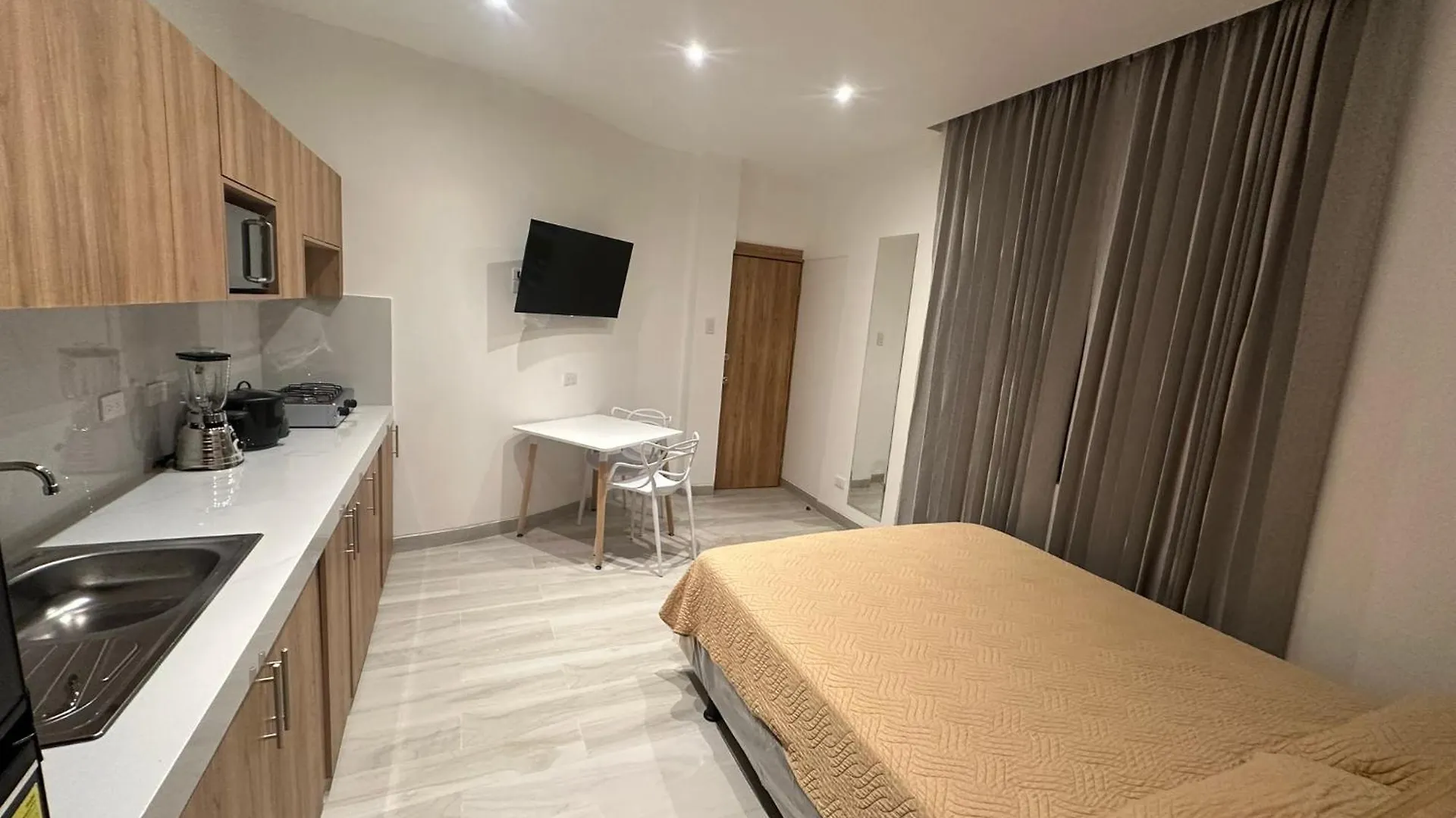 White House Apartment Guayaquil 0*,